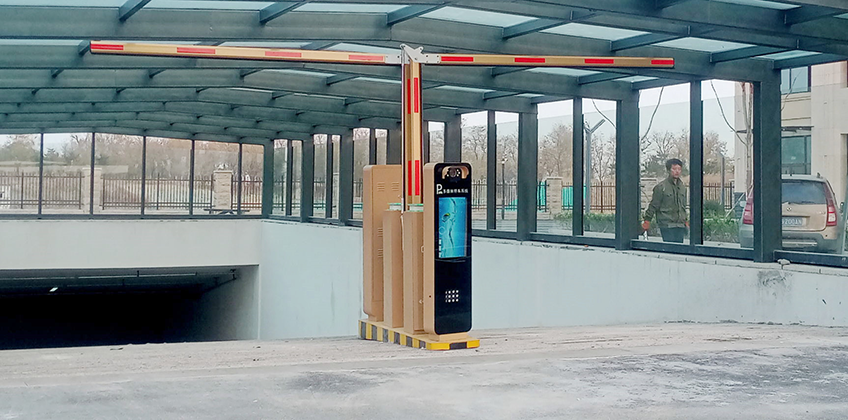 广州某社区LCD车牌识别+曲臂道闸案例