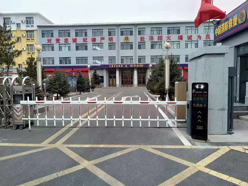 消防队车牌识别一体机+栅栏道闸+伸缩门+广告小门